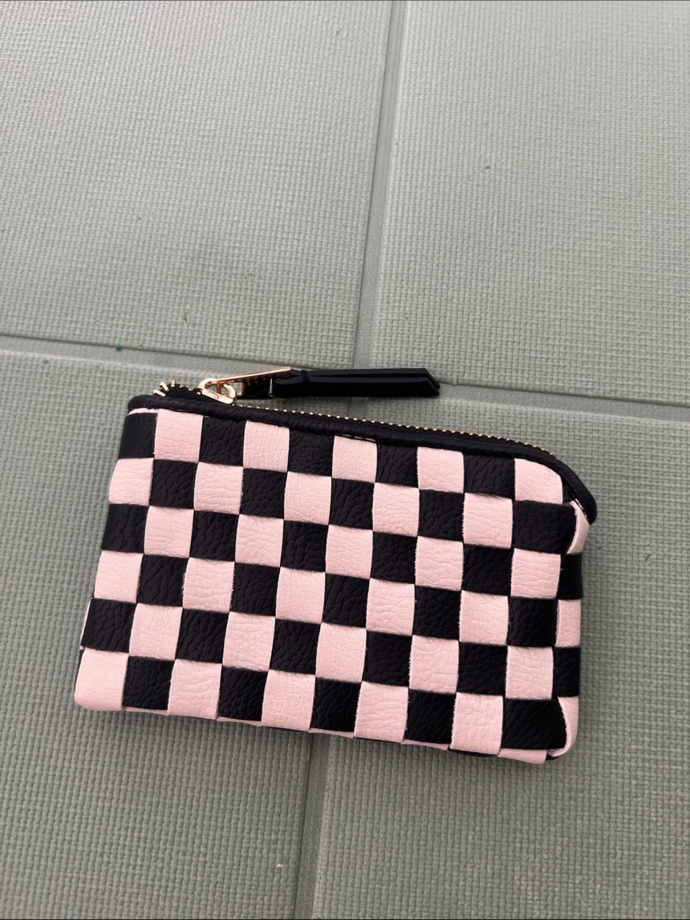 Universal thread checkered card wallet